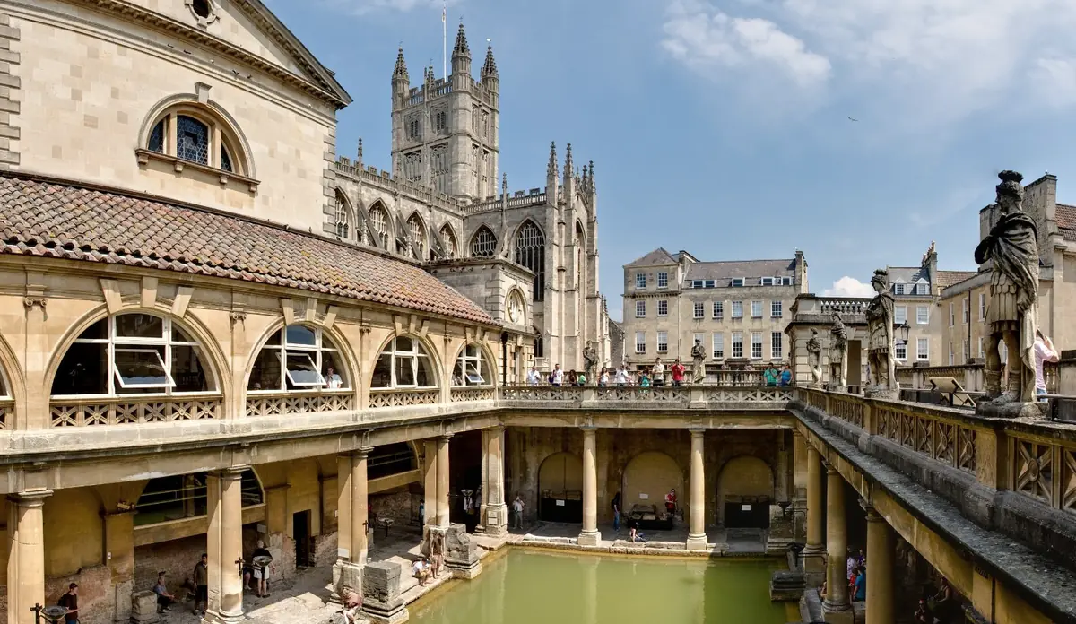 Le terme romane di Bath con la vasca e le colonne