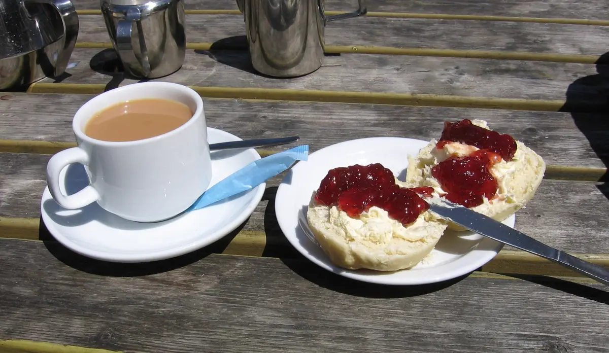 Un cream tea con scones, clotted cream e marmellata