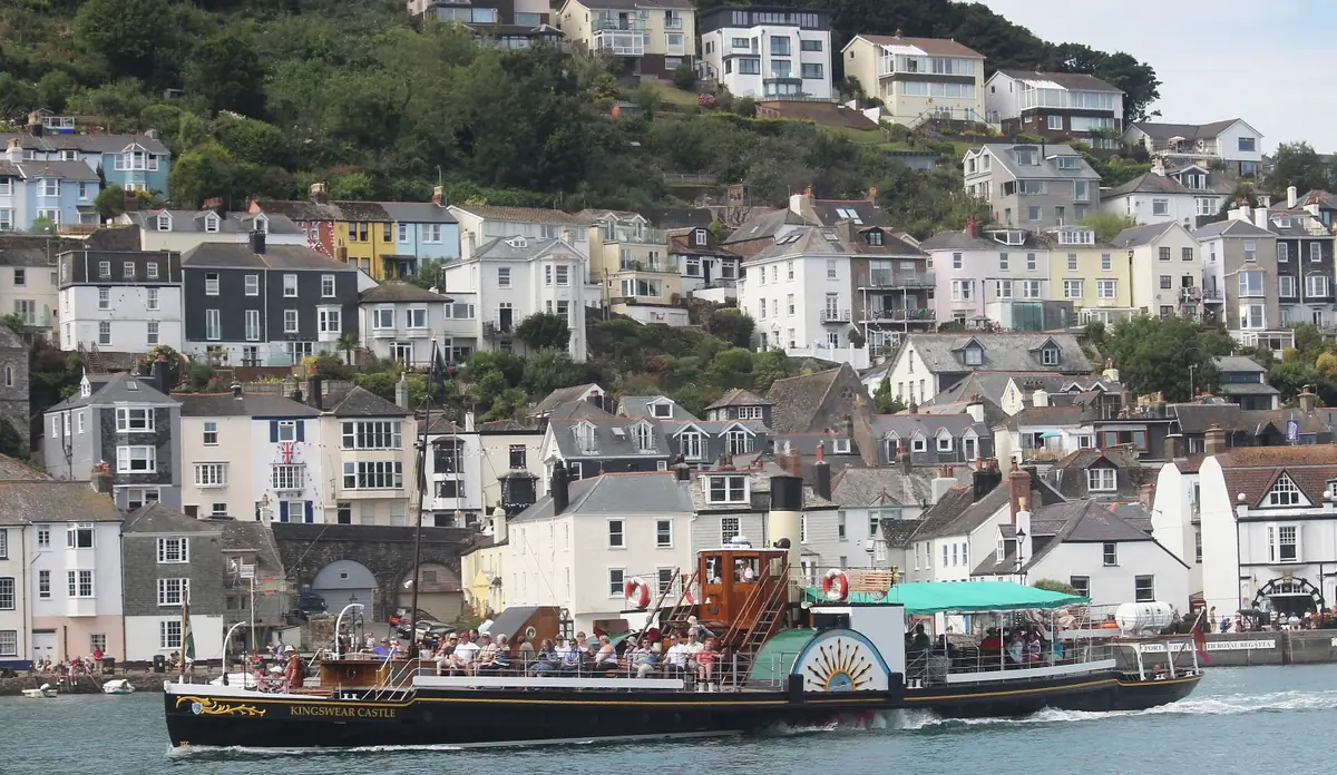 Il battello sul fiume Dart davanti alle case di Dartmouth