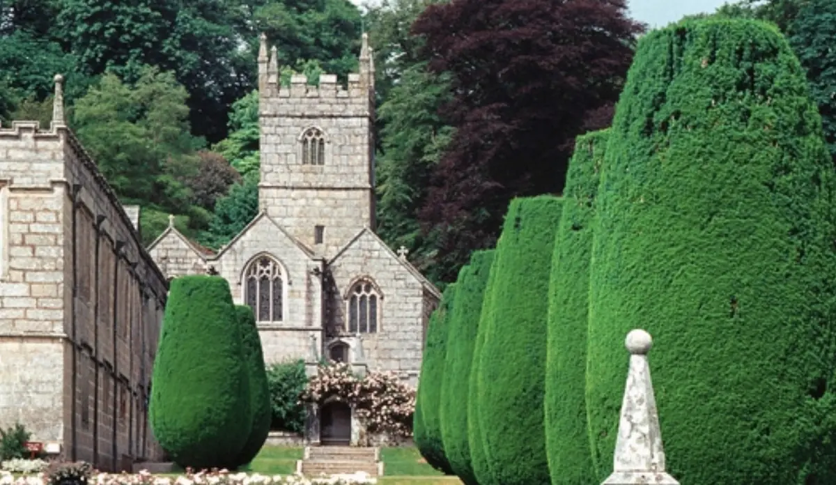 La facciata di Lanhydrock House con il giardino