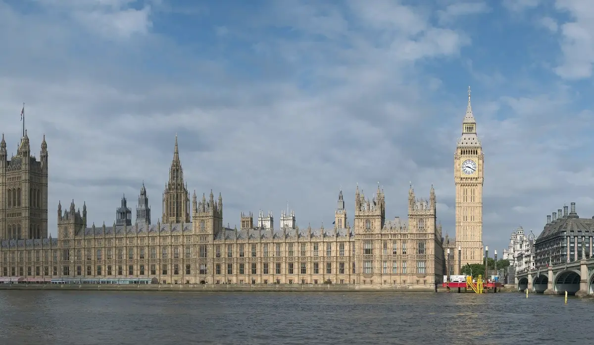 Il Palazzo di Westminster e il Big Ben sul Tamigi, a Londra