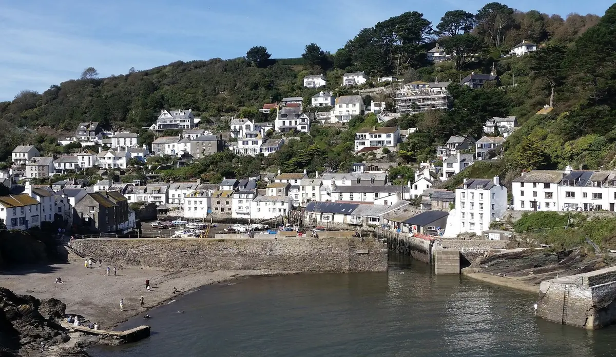 Il porticciolo di Polperro con le case sui pendii