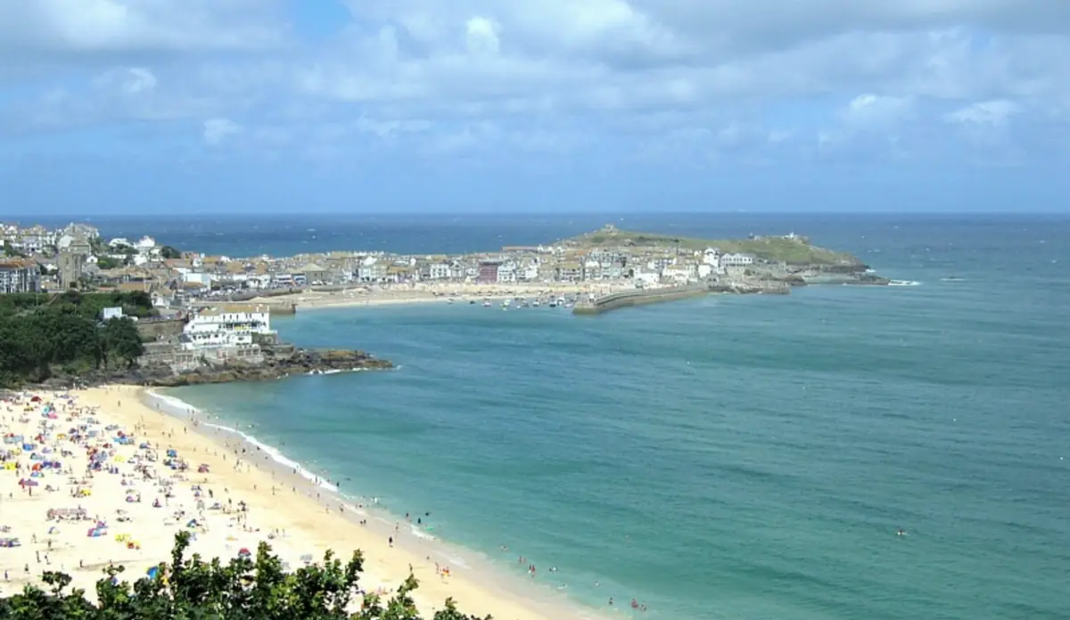 Il faro sul molo di St Ives e la spiaggia