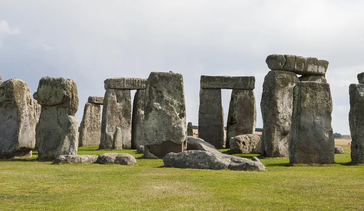 Il cerchio di pietre di Stonehenge nella piana del Wiltshire